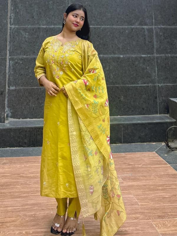 VP 9740 L Viscose Rayon Kurta with Trousers & Dupatta Suits